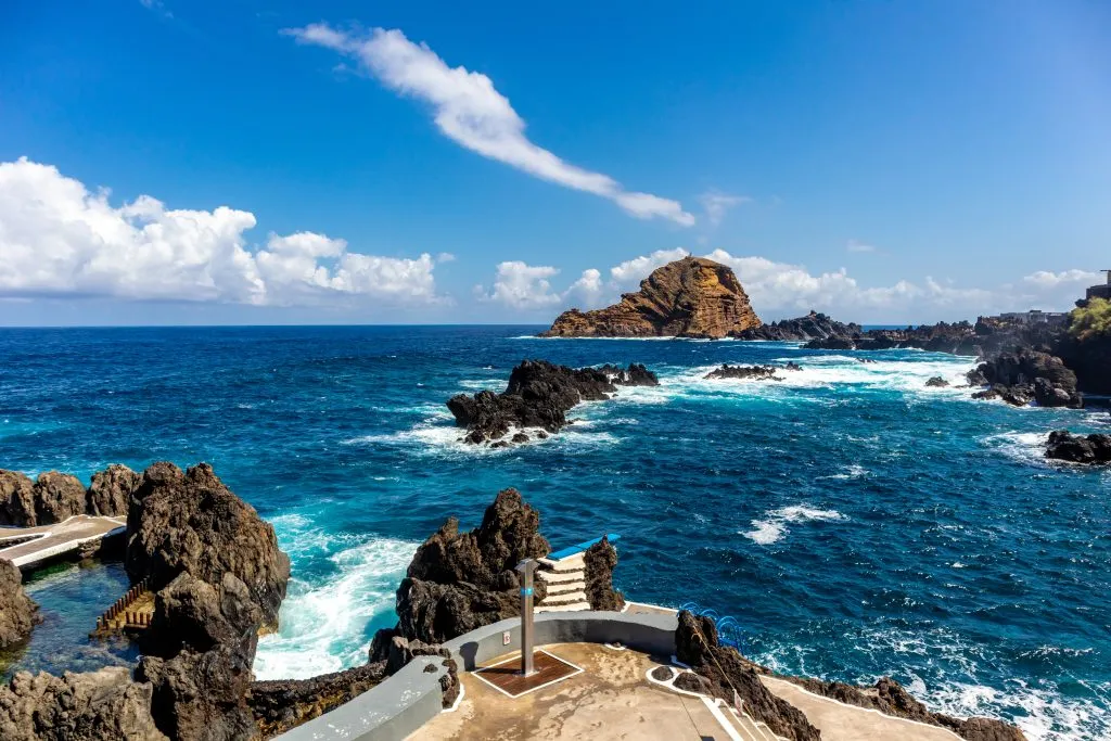 Auf dem Weg zur Nordseite von Madeira unterhalb von Porto Muniz mit fantastischem Blick auf den Atlantik - Madeira - Portugal
